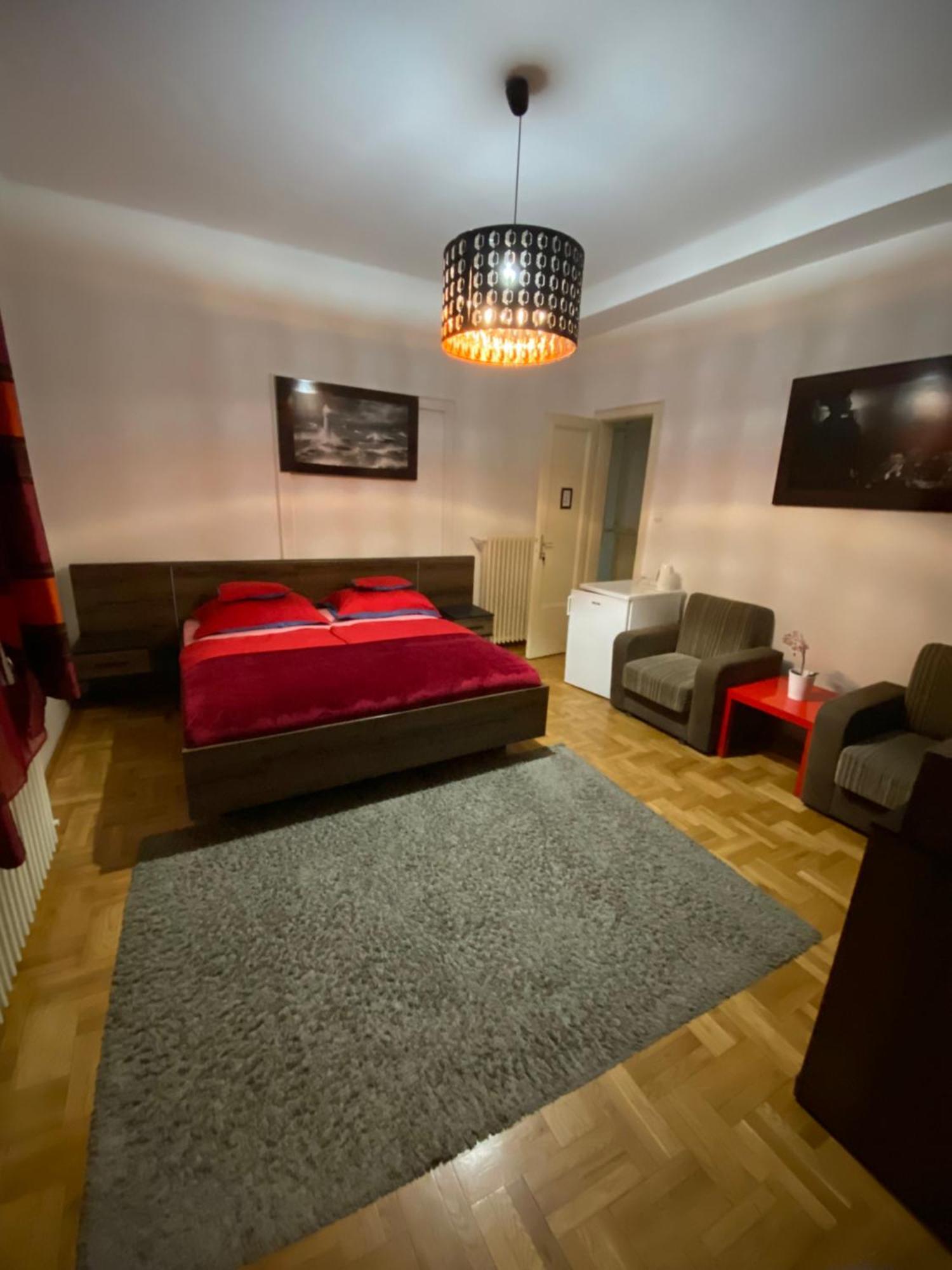 & And Center Budapeste